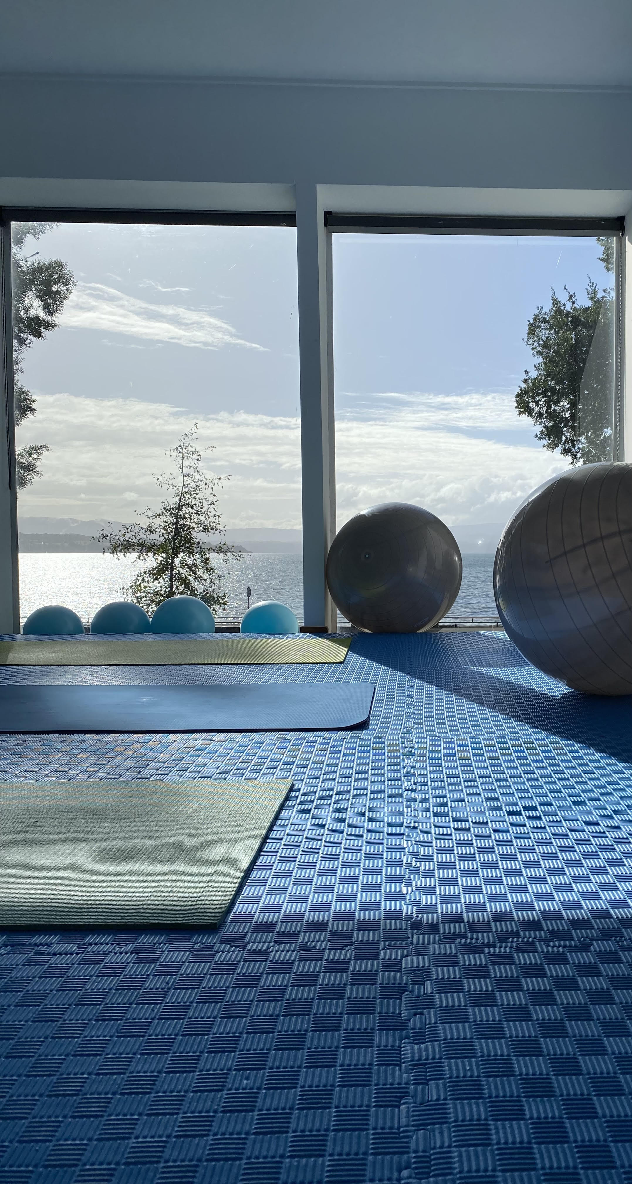 Mujer practicando Pilates